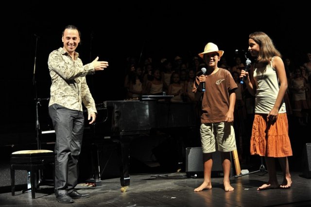 Juin 2013 Hommage a Luc DONAT dans le théâtre du même nom avec Meddy GERVILLE, IZA, Les PAT' JAUNES et des chorales du Sud de la Réunion